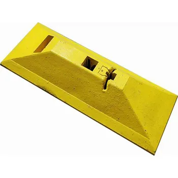 Dopravní zařízení Žlutý plastový silniční vodicí práh "CZ 7" - délka 24,8 cm, délka 63 cm, výška 9 cm