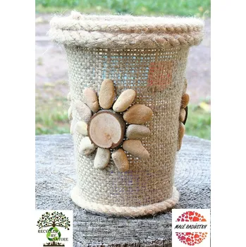 Váza Recycled by Nature - Originální váza z kelímku 437 (recyklace přírodou, juta, kamínky, ruční výroba, originální kus)