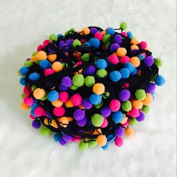 Prýmek - bambulky 15 mm, barevné bambulky na černé