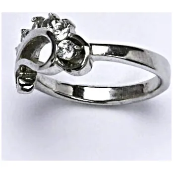 Prsten Stříbrný prsten s čirými zirkony, váha 3,60 g