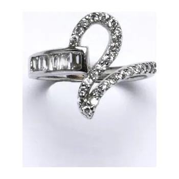 Prsten Stříbrný prsten s čirými zirkony, váha je 3,76 g