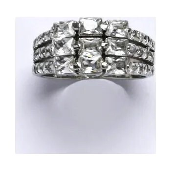 Prsten Stříbrný prsten s čirými zirkony, váha je 6,48 g