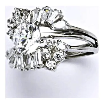 Prsten Stříbrný prsten s čirými zirkony, srdce, váha 5,49 g