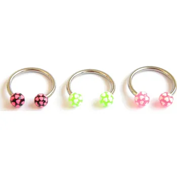 Piercing Piercingate podkova, kuličky se srdíčky PPO00034 - Barva/Motiv: Bílá/Zelená, Kuličky: 5 mm, Průměr podkovy: 14 mm, Průměr tyčky: 1,6 mm