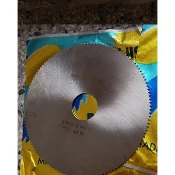 Pilový kotouč Pilový kotouč s jemným ozubením na kovy - 250x1x40 mm, HSS, ČSN 222910, Pilana (Zuby vyrobené odvalováním - starší provedení. Při prvním použití nejsou zuby tak ostré, jako vybroušené)