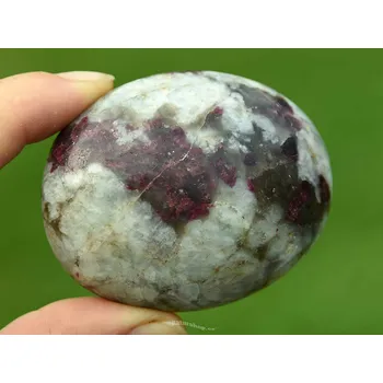 Přírodní kámen Rubelit hladký kámen Madagaskar 135g