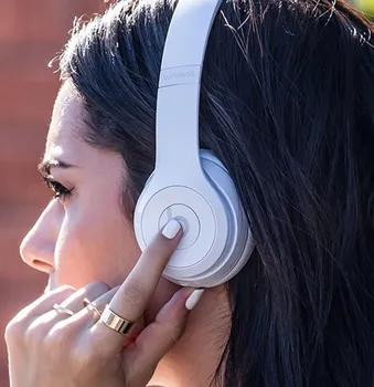 bezdrátová sluchátka Beats Solo3 Wireless na hlavě
