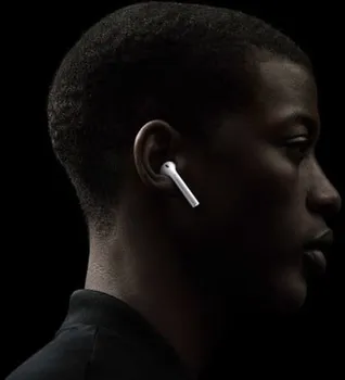 bezdrátová sluchátka Apple AirPods 2019 v uchu