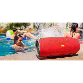 voda a reproduktor JBL Extreme u bazénu