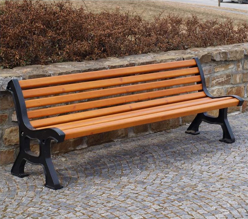 Parková lavice Lux, podnoží z litiny s dřevěnými latěmi, délka 2 m