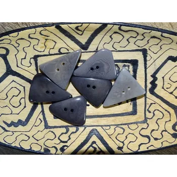 Knoflík Knoflík trojúhelník (šedý)