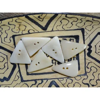 Knoflík Knoflík trojúhelník (přírodní)