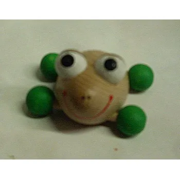 Dřevěná hračka Žába dřevěná jezdící na otočných nohou