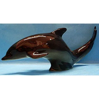 Delfín keramická socha skající ryby