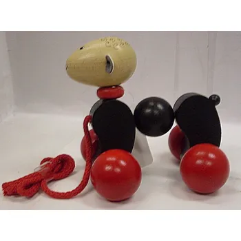 Dřevěná hračka Ovečka černá dřevěná tahací