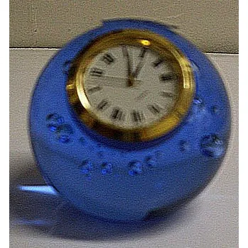 Těžítko skleněné koule s hodinami bledě modré