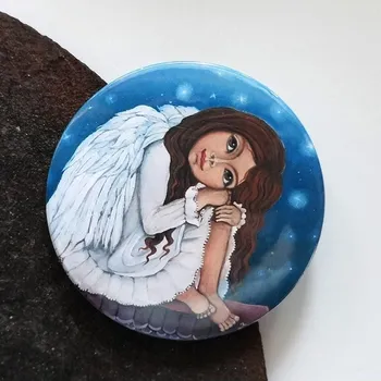 Dekorativní magnet Zuzana Honsová Andělka co nemůže spát - magnet 56 mm