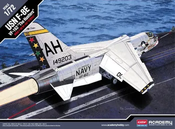 Plastikový model Academy Vought F-8E USN VF-162 The Hunters 1:72