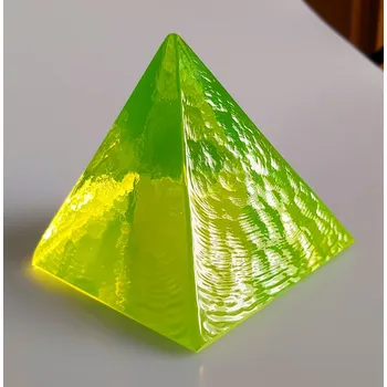 Bytová dekorace Pyramida z uranového skla surová 80x80x80 mm