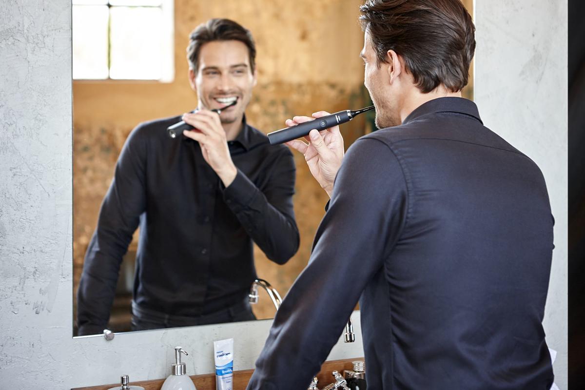 foto Elektrický zubní kartáček Philips Sonicare DiamondClean HX9392/39 bílo-zlatý a černý