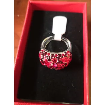 Prsten Prsten se SWAROVSKI kamínky červené barvy (Prstýnek se swarovski kamínky)