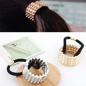 Ozdoba do vlasů Kovová spona do vlasů - obojek s pyramidami - stříbrná barva