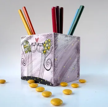 Dekorace do dětského pokoje DŘEVĚNÝ TUŽKOVNÍK FIALOVÝ S TULÍNKY