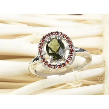 Prsten Vltavín a granáty prsten brus ovál 8 x 6mm stříbro Ag 925/1000 + Rh