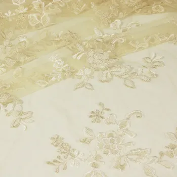 Tyl žlutobéžový s výšivkou a krajkovými okraji, š.130