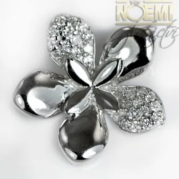 Přívěsek Stříbrný přívěšek kytka se zirkony