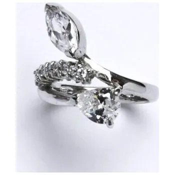 Prsten Stříbrný prsten s čirými zirkony, váha je 5,69 g