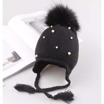 Kojenecká čepice Pletená čepička s 1 velkou chlupatou bambulí Barvy: černá