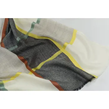 Šála Vlněná vzorovaná šála - kombinace šedých, béžových a smetanových kostek