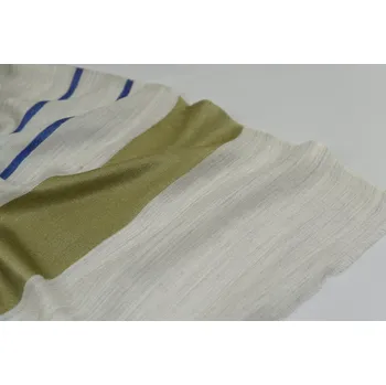 Šála Vlněná vzorovaná šála - šedobílá s širokým trávově zeleným a dvěma modrými pruhy