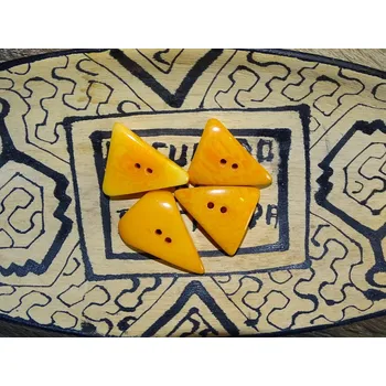 Knoflík Knoflík trojúhelník (žlutooranžový)