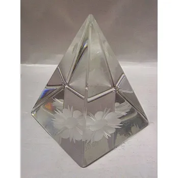 Těžítko skleněné pyramida jehlan čirá