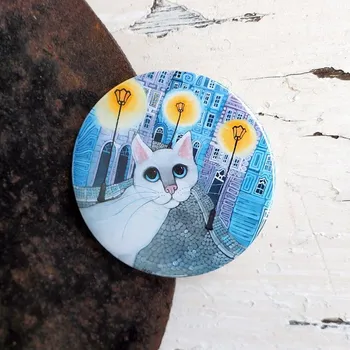 Dekorativní magnet Zuzana Honsová Bílá kočička magnet 56 mm