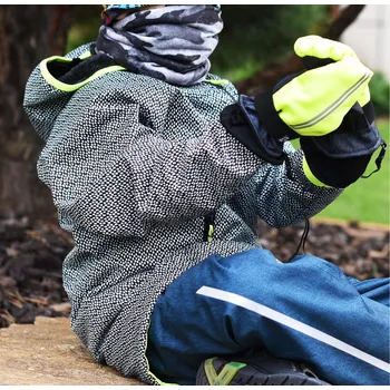 Chlapecké oblečení černo-zelená vzorovaná bunda ze softshellu s delším chloupkem