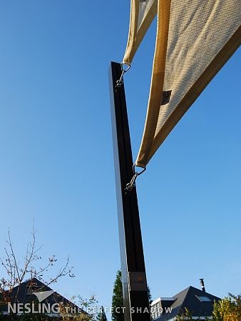 Kovový sloupek na stínící plachty s posuvným okem