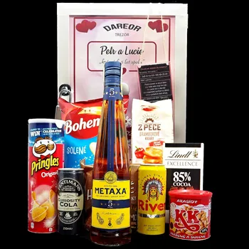 Dárkový potravinový koš TREZOR – dárková bedna s potiskem (obsah: Metaxa 5* a dobroty)