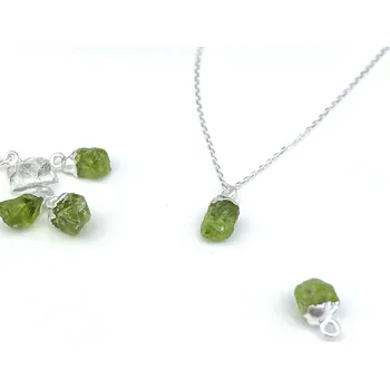 Náhrdelník Stříbrný náhrdelník se surovým Olivínem Délka řetízku: 46cm, Typ řetízku: Cable ( jednoduchý )