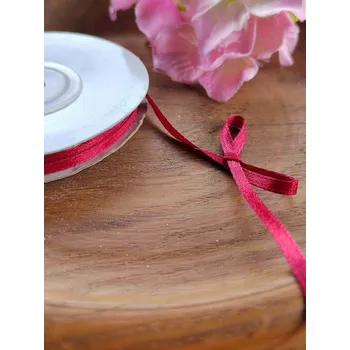 Stuha Atlasová stuha oboulící šíře 4 mm vínová