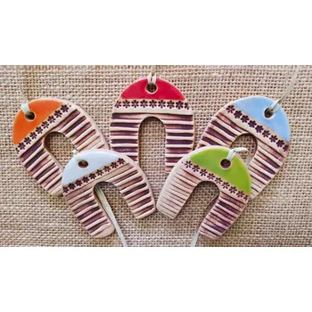 Keramická závěsná podkova - barevná