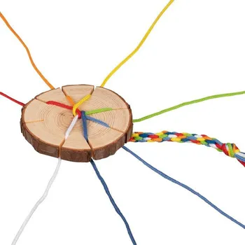 Dřevěná hračka Štrykovačka - Pletací kolečko s provázky (Goki)