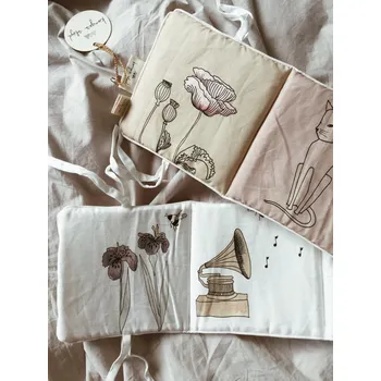 Hračka pro nejmenší Konges Slojd Konges Sløjd Látková knížka Fabic Book Girl