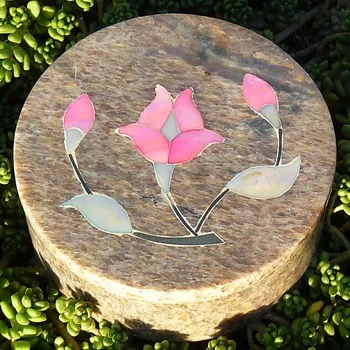 Dóza z mastku vykládaná perletí