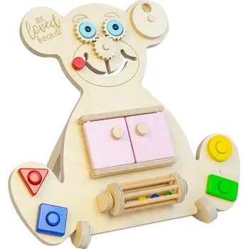 Dřevěná hračka Beloved boards Vzdělávací medvídek BUSY BOARD - MINI růžové dvířka
