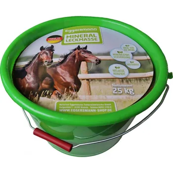 Minerální liz ve kbelíku