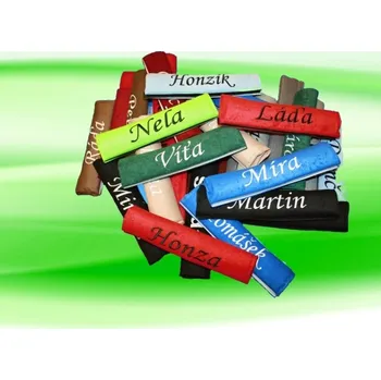 Návlek na bezpečnostní pás chránič na autopásy se jménem červený