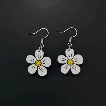 Náušnice AMADEA Dřevěné náušnice květina bílá, 2 cm